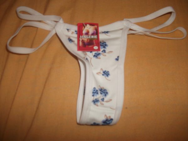 Calcinha branca com flores azuis