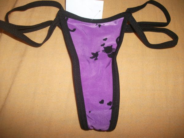 Calcinha roxa com bordas preta de gatinho