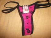 Calcinha rosa com borda preta e flores